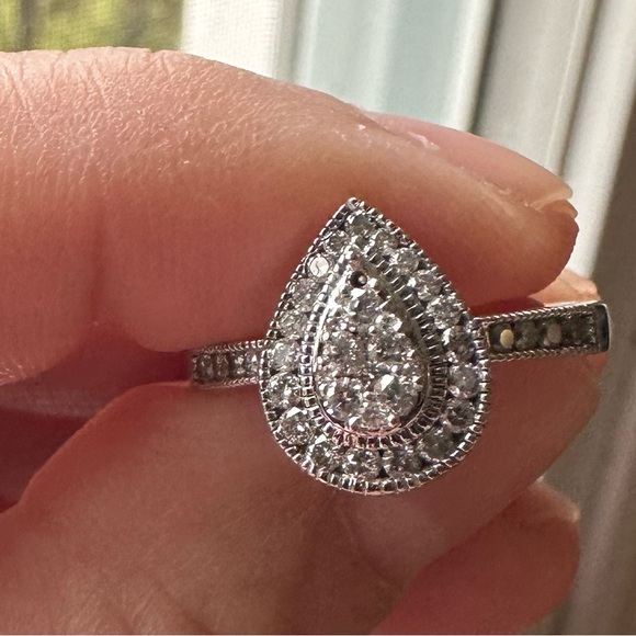 Sale 🌺10k white gold ring tear drop diamond cluster PRICE FIRM - Picture 4 of 4
